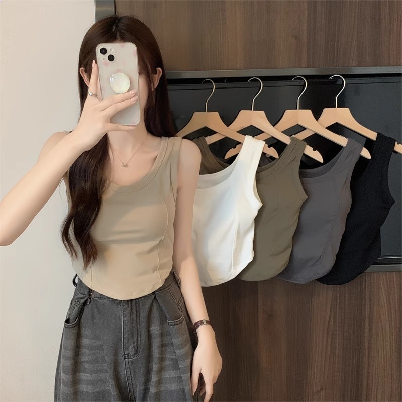 เสื้อชั้นในสีขาวอ้วน มม. มีสายเอี๊ยมเล็ก เสื้อตัวนอกแขนกุดขนาดใหญ่รับหน้าหนาวมีแผ่นอกและหลังสวย