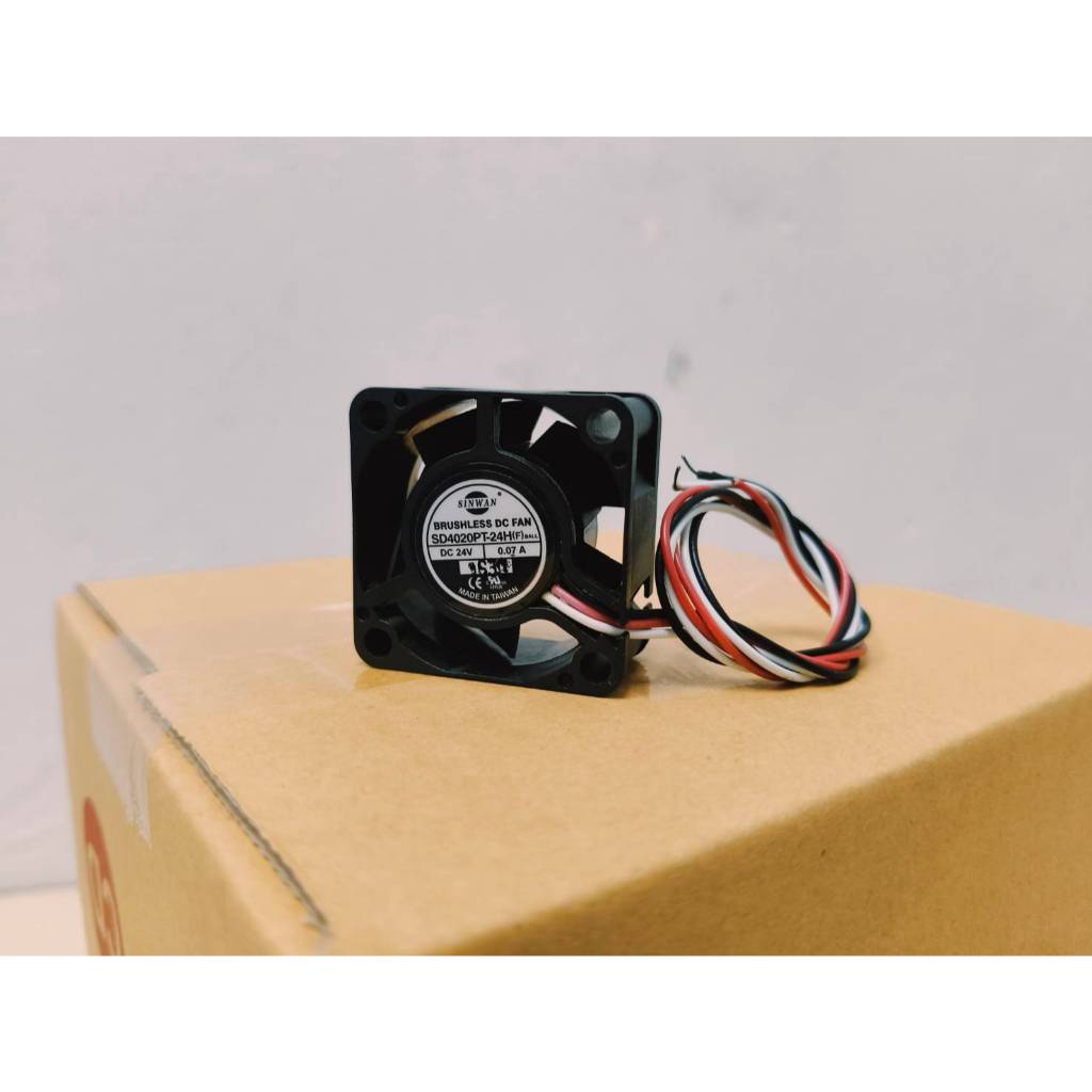 พัดลมระบายความร้อน ขนาด 40x40x20mm. ยี่ห้อ SINWAN รุ่น SD4020PT-24H(F)  3 สาย (แดงดำขาว)   24VDC,0.0