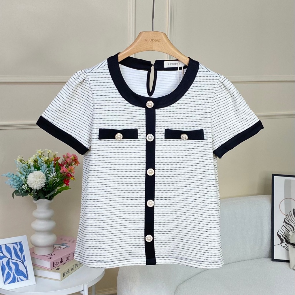 K672 เสื้อผ้าทอลาย/ทวิตลายริ้วสีขาว แต่งแถบและกระดุม