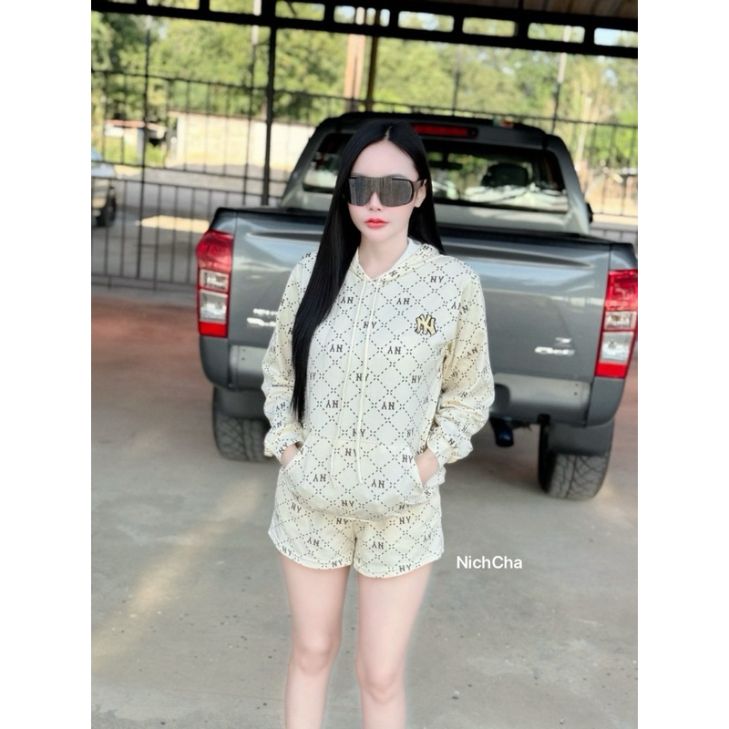 Nicha Set2ชิ้น เสื้อแขนยาวฮู้ด NY กางเกงขาสั้น มีกระเป๋าสองข้าง มีลายในตัว แต่งขนปุยหน้าอก สีครีมคือดีมาก