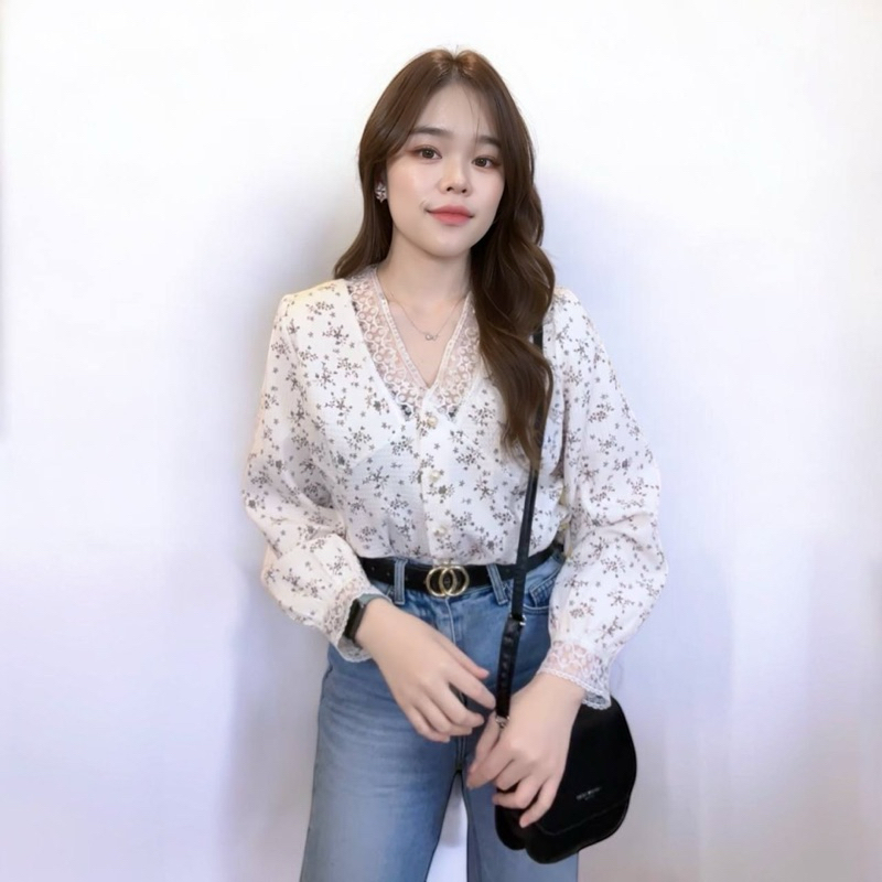 J002 เสื้อครอปคอวีลูกไม้ ลายดอก สวยๆ
