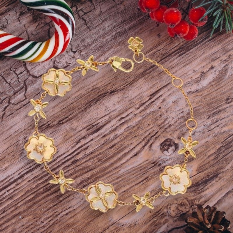 สร้อยข้อมือ ต่างหู Heritage Bloom Line Bracelet / earring (cream / gold)