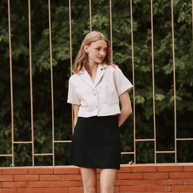 Madoney Rafineis Set ชุดเซ็ตกระโปรงสีครีมดำตัดกันน่ารักมาก ตัวเสื้อกระดุมด้านหน้า เอาไปแม็ทแต่งลุคใหม่ๆคือเข้ากันสุดๆ