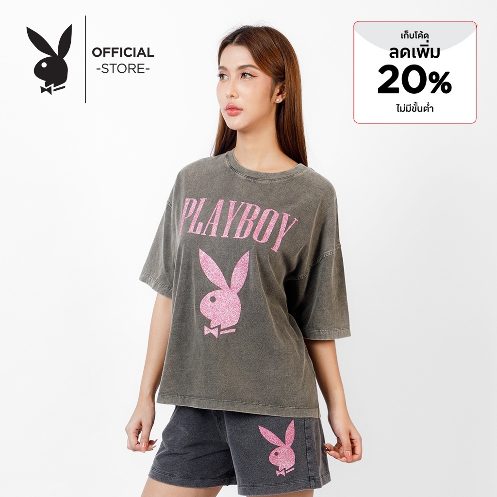 PLAYBOY I YK YK FIT เสื้อยืดคอกลมแขนสั้น อกหน้าพิมพ์โลโก้ กากเพชร P1UT243OT002BK