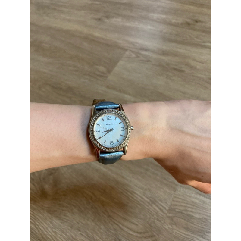 📌📌Used นาฬิกาข้อมือผู้หญิง DKNY สายหนัง หน้าปัดมุก สีฟ้า หวานๆ รุ่น NY8484 ส่งต่อ 159฿