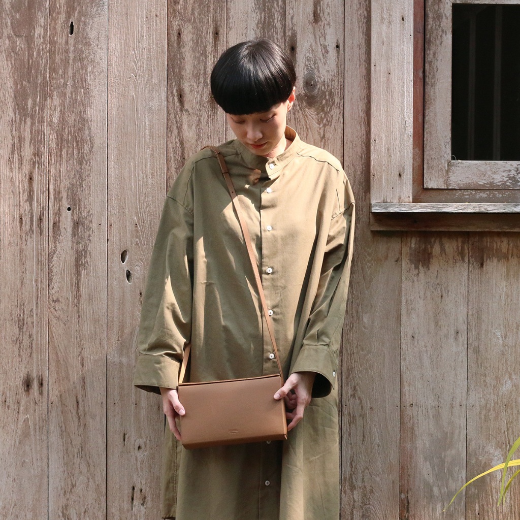 Pinsel on the Shelf : กระเป๋าสะพายทรงกล่อง box shoulder bag (m) : brown