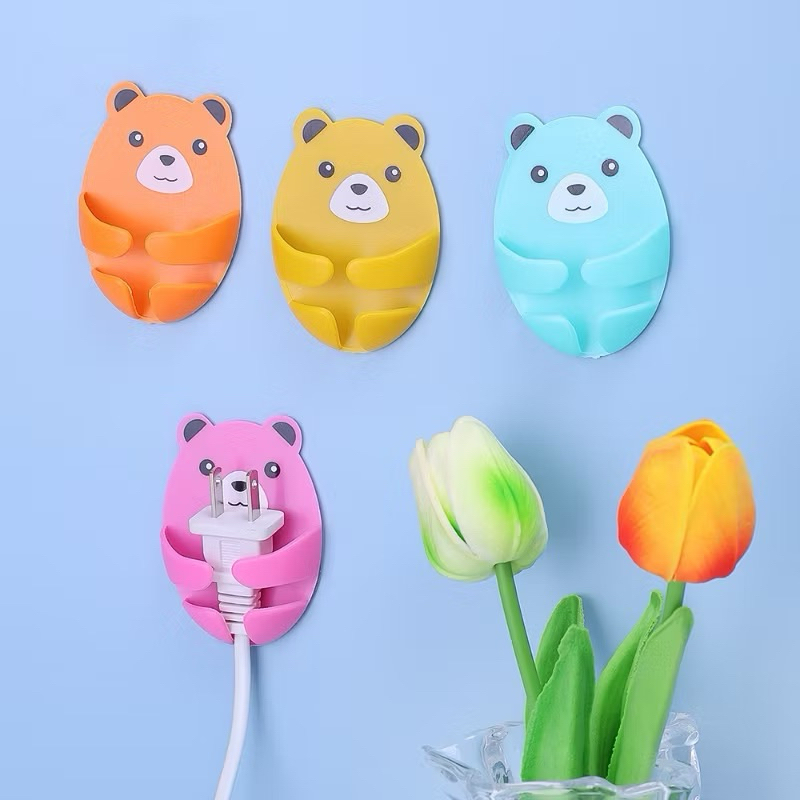 พร้อมส่ง🇹🇭ตะขอแขวนปลั๊กไฟ พลาสติก ลายการ์ตูนหมีน่ารัก อเนกประสงค์ มีกาวในตัว ไม่ต้องเจาะผนัง
