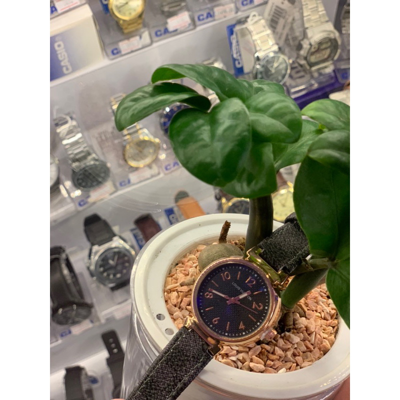 นาฬิกาแฟชั่นผู้หญิง สายหนังลายหลุย พร้อมส่ง