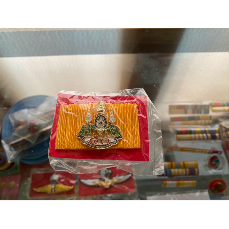เครื่องหมายติดประดับชุดราชการบุรุษและสตรี เข็มกาญจนาภิเษก