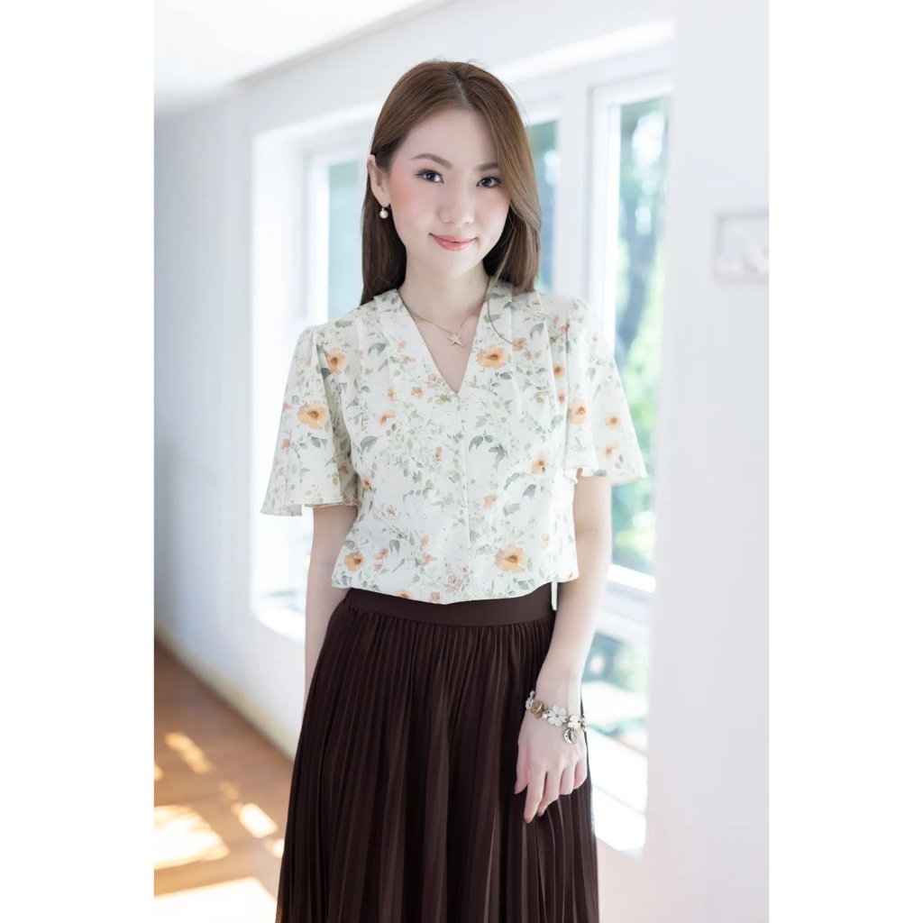 Narinari : MT0629 Butterfly Sleeve Blouse – Misty Meadow เสื้อคอวี แขนผีเสื้อ ผ้าอัดลายย่น