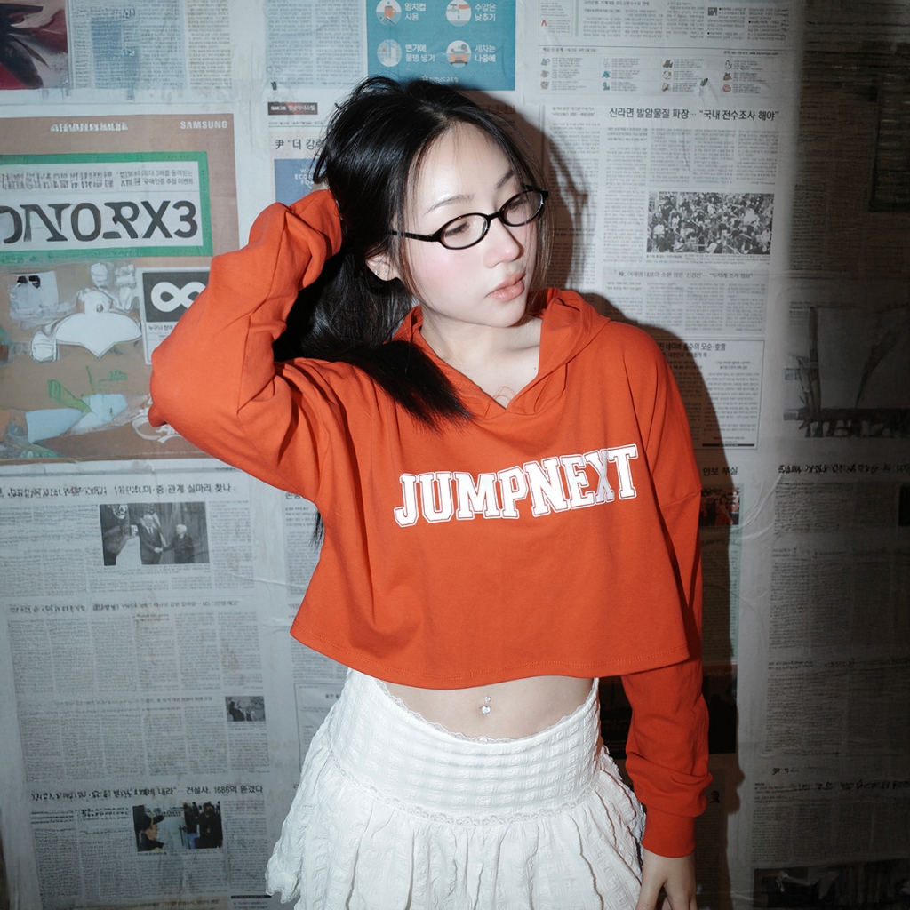 SpinnyHouse เสื้อครอปฮู้ด สกรีนลายแน่นๆ สาวอวบใส่ได้   เสื้อกันหนาว มีหมวกคลุม y2k พร้อมส่ง รุ่น ฮู้ดJumpnext