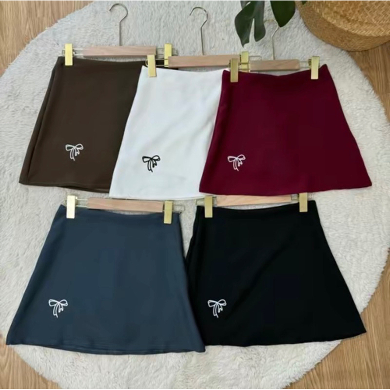 กระโปรงสั้นสีพื้น ดีเทลปักโบว์ มีซับใน สาวอวบใส่ได้ มีไซส์XS-XL ใส่สบายน่ารัก