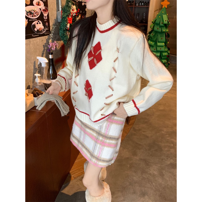 CHERISH (พร้อมส่ง) เสื้อแขนยาว ไหมพรม คอกลม ผ้าหนานุ่ม แต่งลายริบบิ้นสีแดง