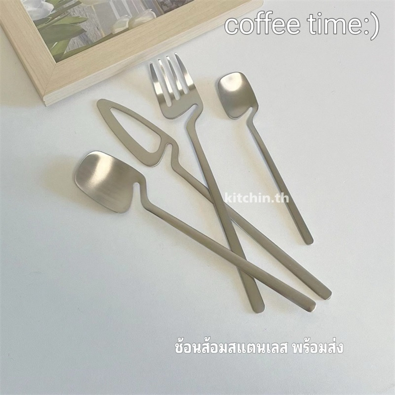 ชุดเซ็ต4ชิ้น ช้อนส้อม 304 สแตนเลสสตีล สีเงิน บนโต๊ะอาหารมีด,ส้อมและช้อนชุดแขวนแหวนช้อนกาแฟขนมเค้กมีดและส้อม