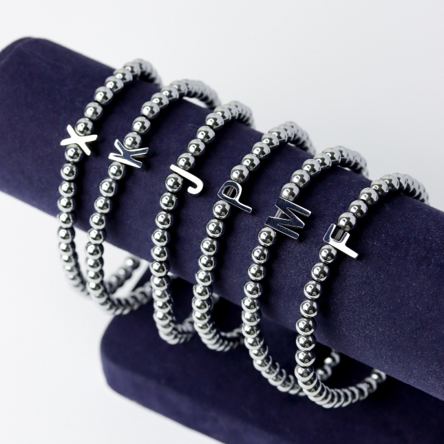 LUCYSUMMER กำไลข้อมือหินแท้ Silver Hematite ขนาด 4 mm พร้อมจี้ตัวอักษร Alphabet A-Z