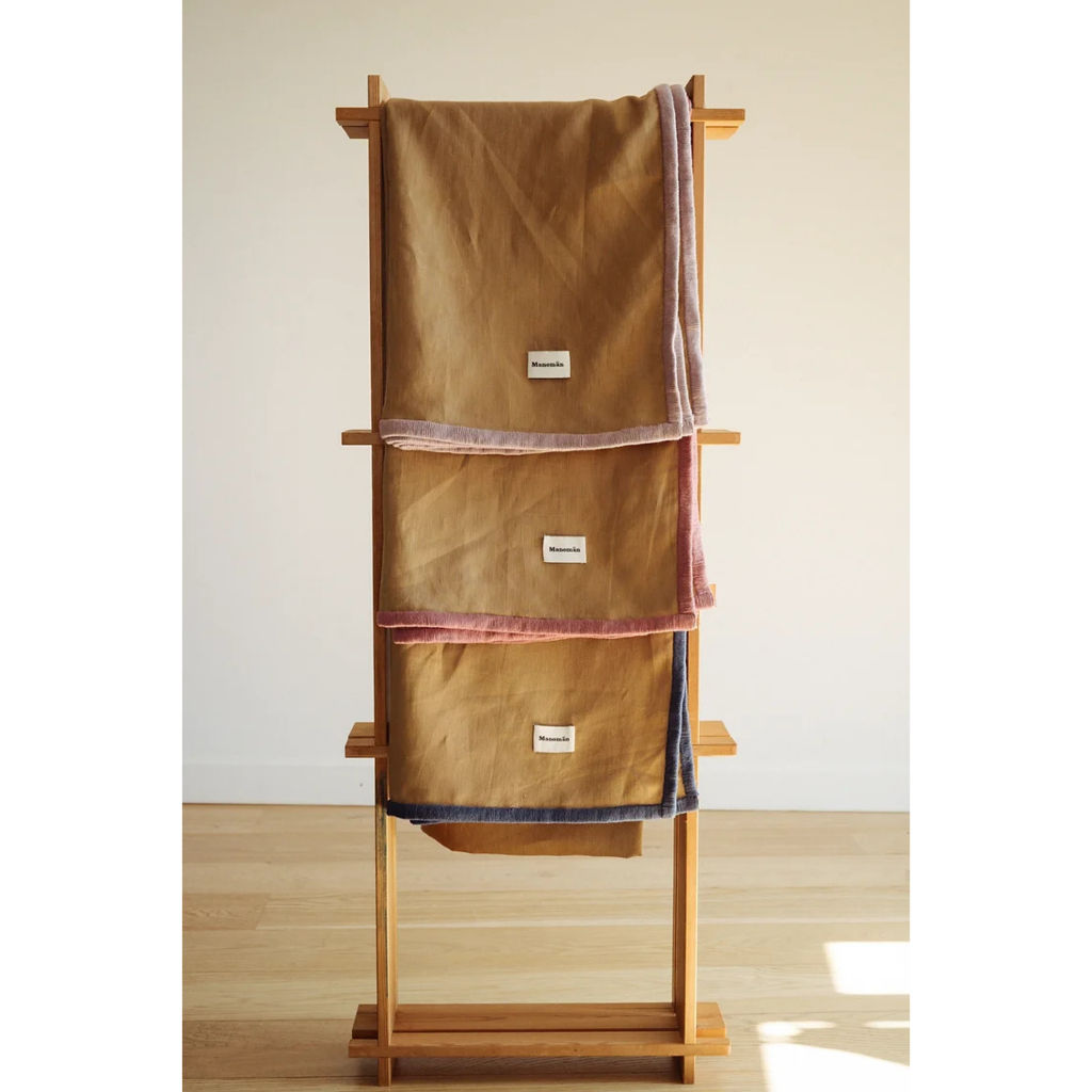 Manomãn ผ้าห่ม Linen Throw Blanket With Embroidered Border in Peanut Brown