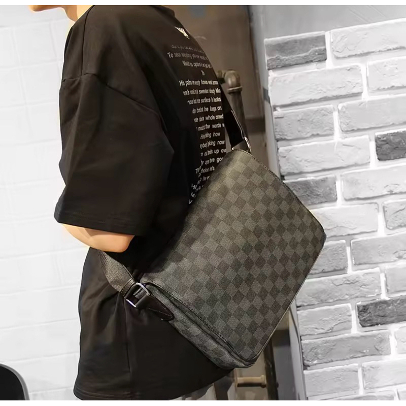 D006 พร้อมจัดส่ง กระเป๋าสะพายข้างผู้ชาย ลายสก็อต ขนาดใหญ่ จุของได้เยอะ