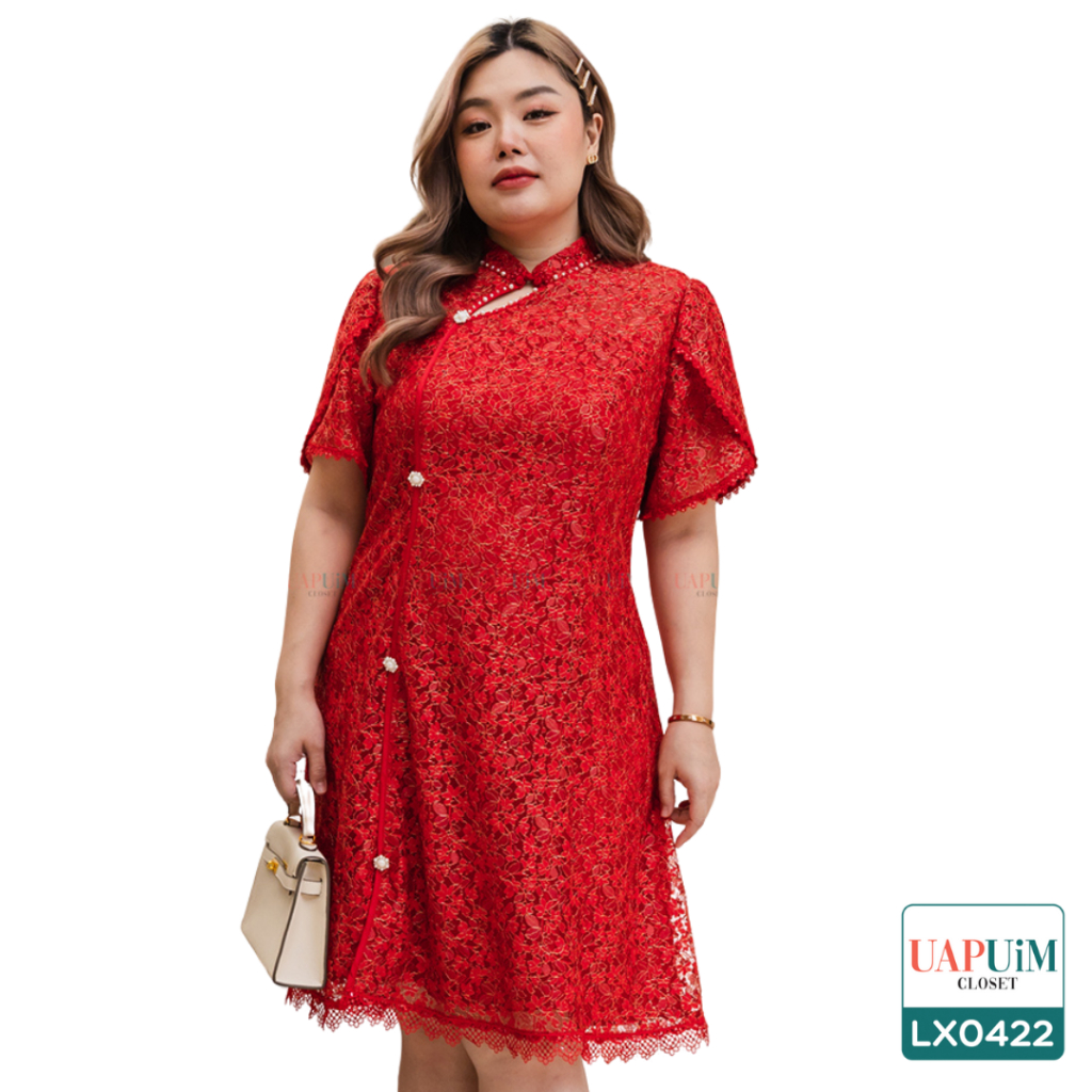(LX0422)ชุดเดรสสาวอวบเดรสกี่เพ้า คอจีน ทรงสวยเข้ารูป ผลิตจากผ้าลูกไม้เนื้อนิ่มสีแดง ดิ้นทองสวยหรู