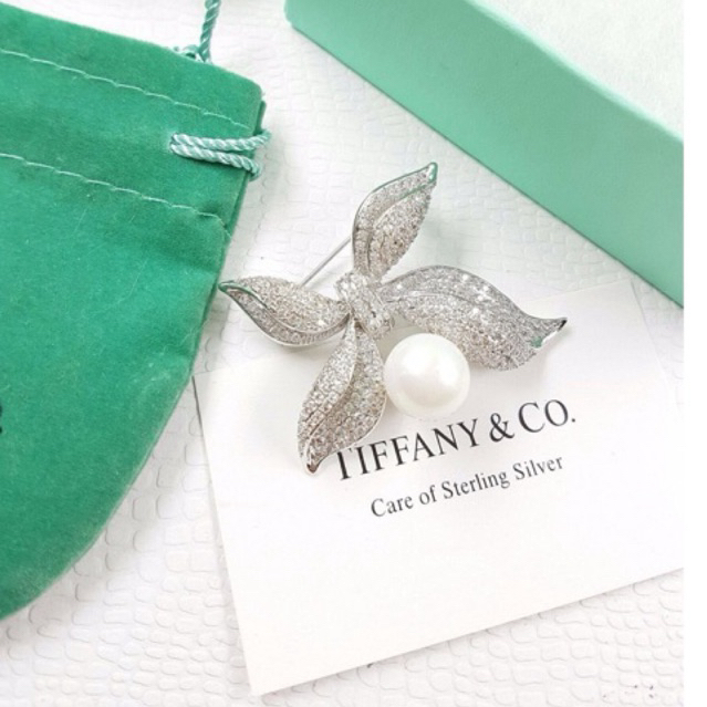 (พร้อมส่ง)เข็มกลัดลายโบว์ผ้าพลิ้วผูกปมประดับมุกสังเคราะห์ญี่ปุ่น ฝังเพชร CZ แท้ งานเกาหลี