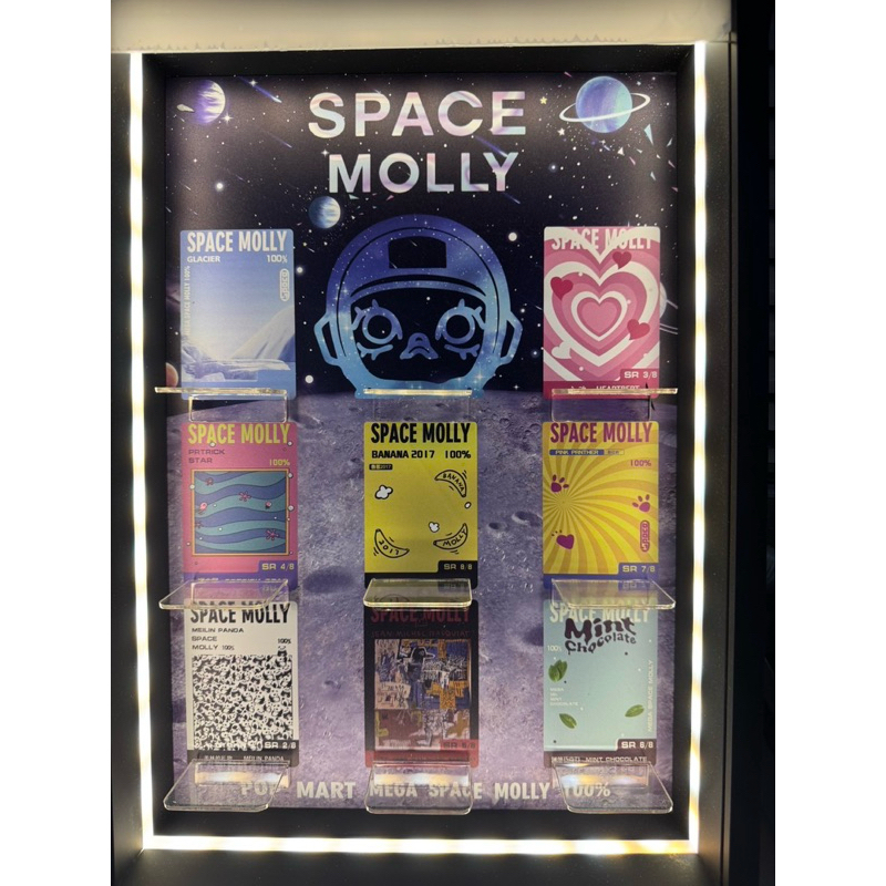 ตู้โชว์โมเดล SPACE MOLLY V2 Set Coke 9ตัว กรอบแขวนผนังพร้อมไฟ LED ปรับสีได้