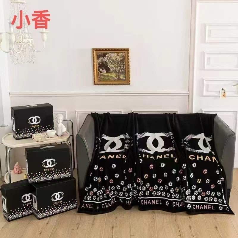 ผ้าห่มลายแบรนด์พร้อมกล่อง ขนาด 3.5 ฟุต ผ้าห่มนิ่มมาก ผ้าห่มนาโน ผ้าห่มของขวัญปีใหม่
