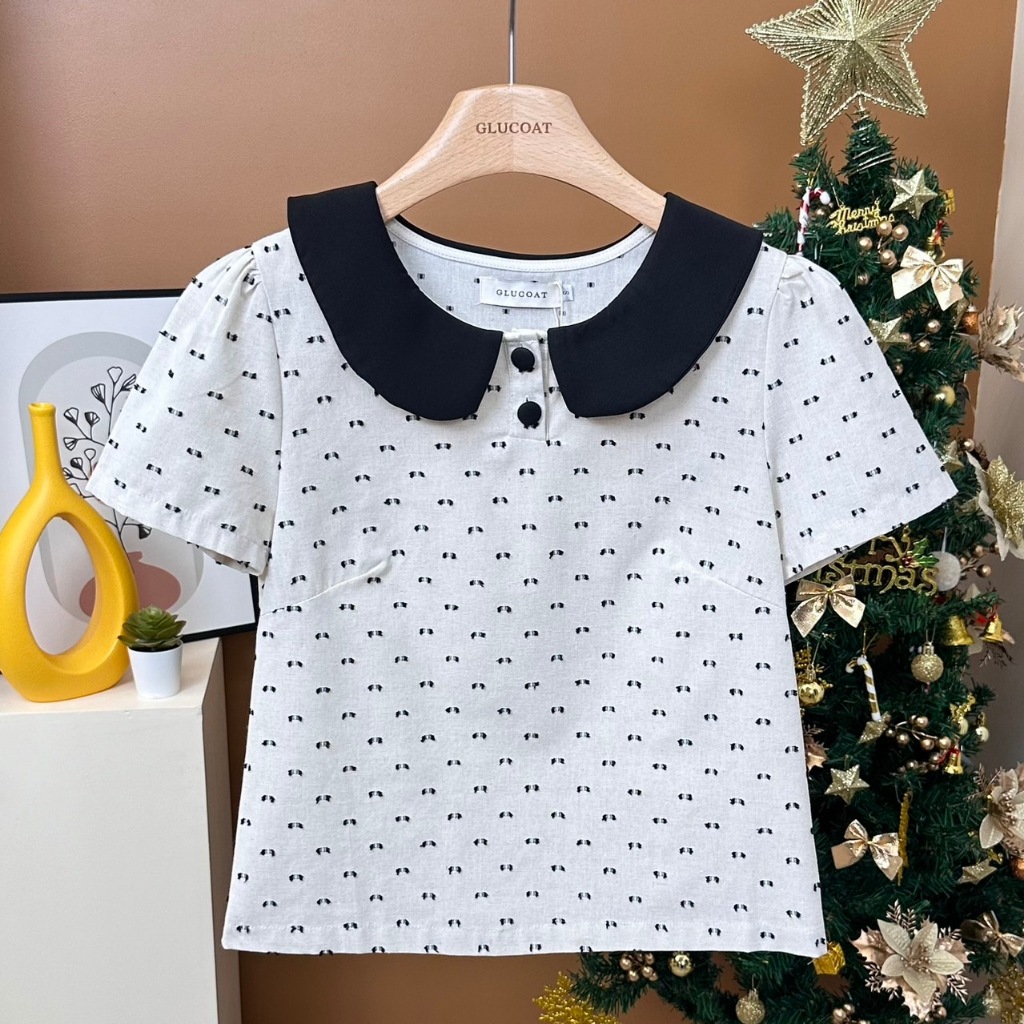 K690 เสื้อสีครีมลายดำ คอปกบัวสีดำ กระดุมหน้า 2 เม็ด