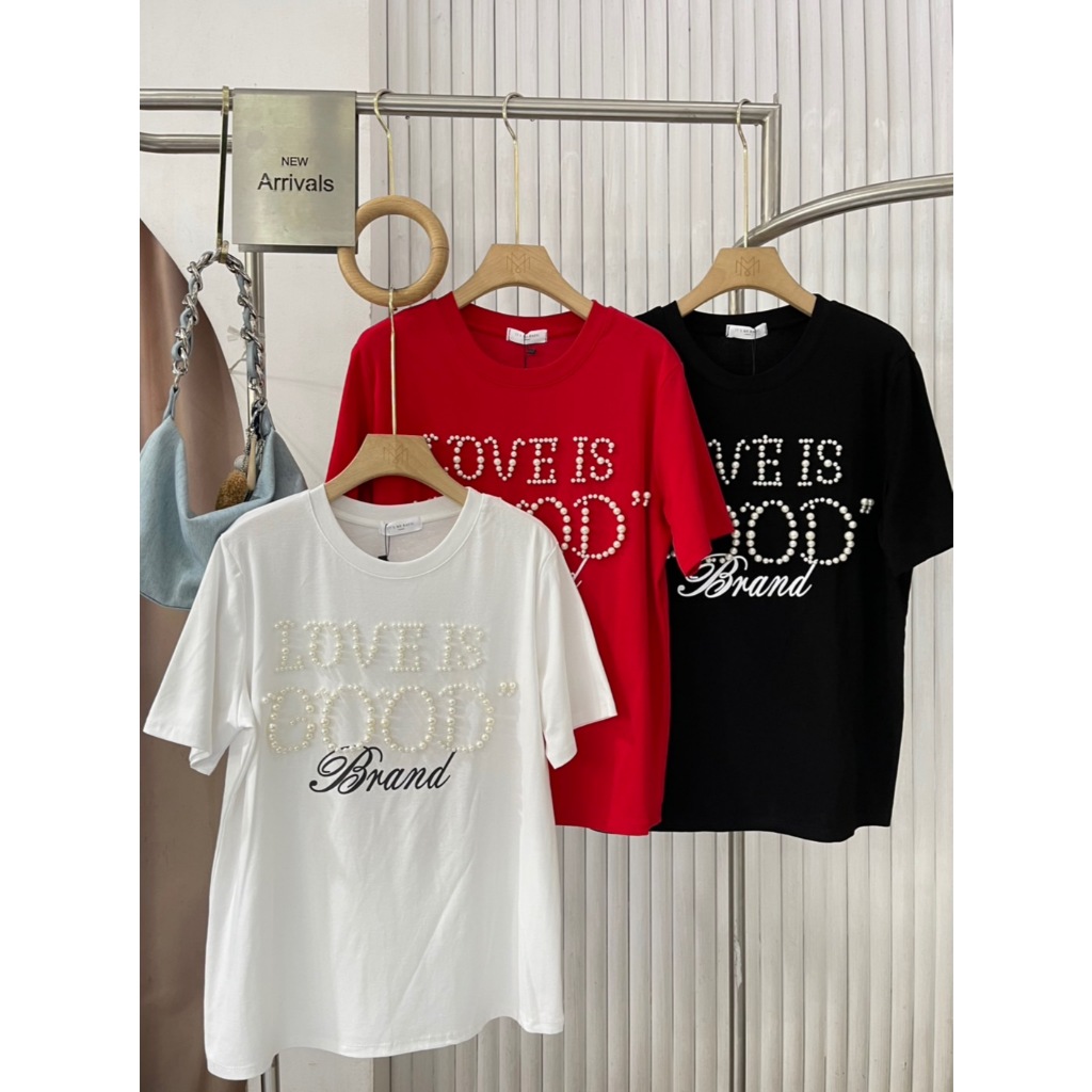 A734 เสื้อยืด “ความหรูหราที่คุณสัมผัสได้! เสื้อ ‘Love Is Good’ ลายมุกประดับสวยงามสุดพรีเมียม
