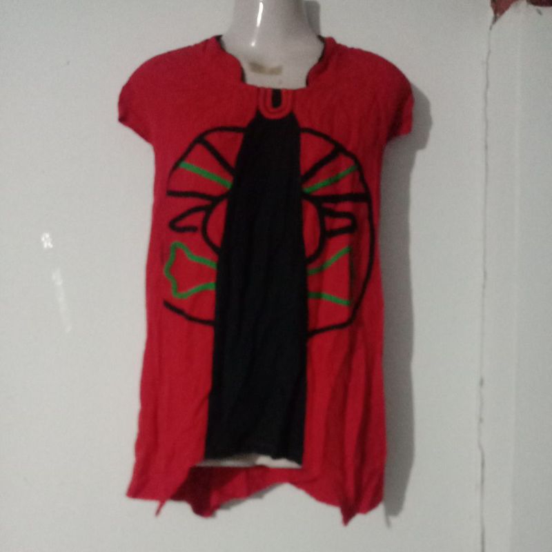 เสื้อแขนปีกนกสีแดง/ดำ ปักลายนูน แต่งเส้นผ้าด้านหน้า/หลัง คอจีน ชายด้านหน้าโค้งเว้า อก48นิ้วเอวสะโพกฟรีไซส์ยาว28นิ้ว