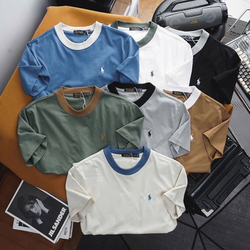 เสื้อยืด POLO คอกลมแขนสั้นแต่งแพทเทริ์นเรียบๆช่วงคอแต่งสีด้านหน้าปักโลโก้ POLO นื้อผ้าcotton