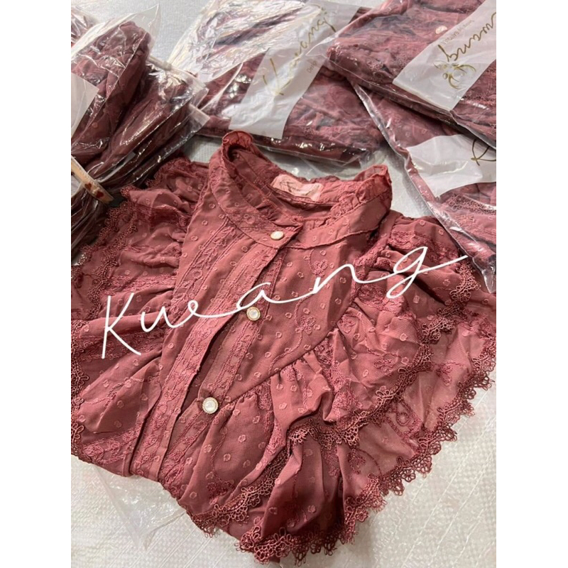 (มือ2) เสื้อร้านกวาง kwang design by sangsee เสื้อลูกไม้ แขนยาว คอระบาย แขนพอง สีชมพูตุ่น อก 40 ยาว 