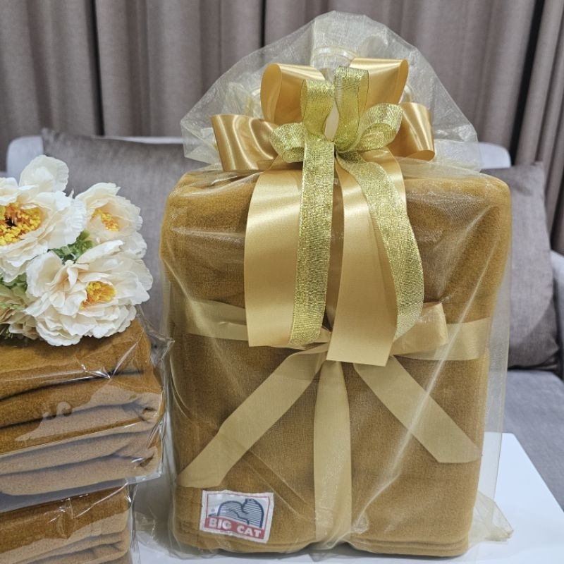 S01 ผ้าห่มถวายพระสงฆ์ นาโนฟลีซสีกรักเนื้อหนาอย่างดี ขนาด 50x80 นิ้ว ใส่ในถุงผ้าไหมแก้วตกแต่งโบว์สีทอง