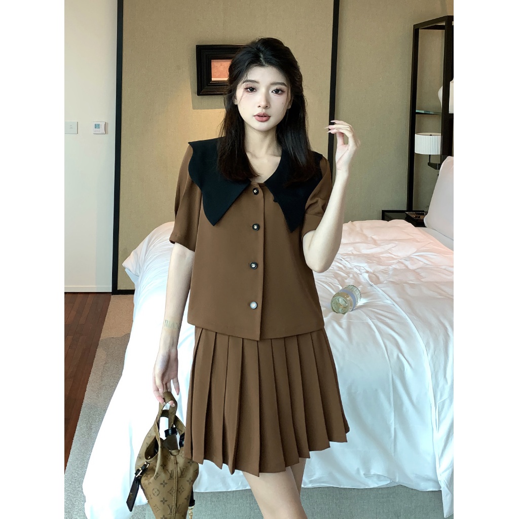 [M-4XL] EVIOVIO ชุดผู้หญิงไซส์ใหญ่สำหรับฤดูร้อน เหมาะสำหรับสาวอวบ เสื้อแขนสั้น + กระโปรงสั้นพลีท 2 ชิ้น ให้ดูผอมเพรียว