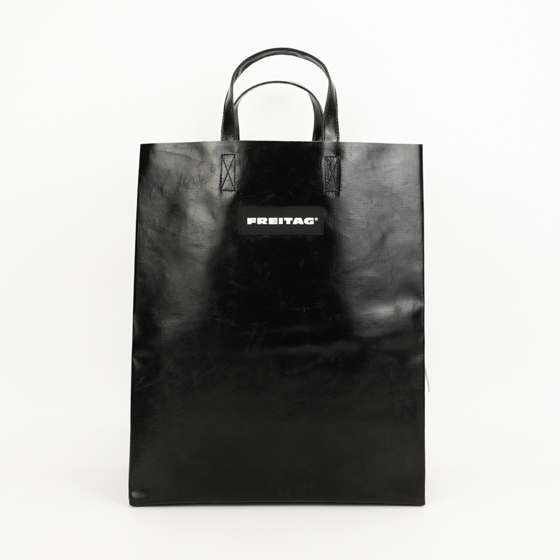 FREITAG F52 MIAMI  ผ้าใบดำ ผ้าหนา ผ้าออกเงา ออกแข็งนิดๆ เป็นทรง ตามภาพผ้าสะอาดทั้งใบ มุม 100%