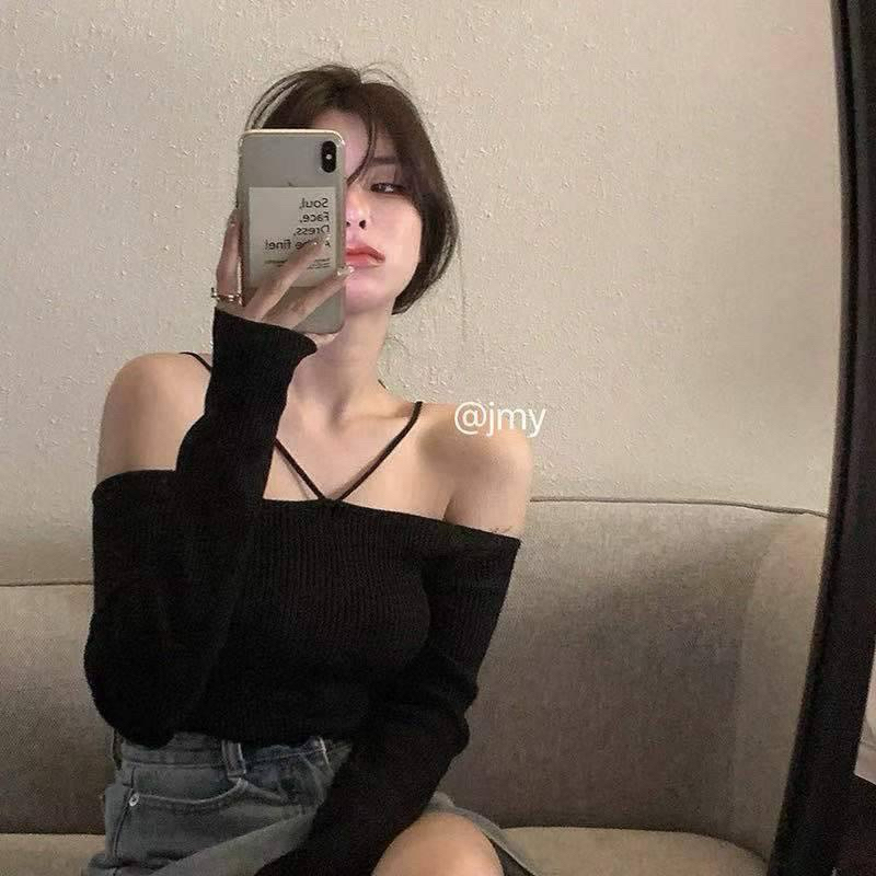 เสื้อสีดำแขนยาวปาดไหล่