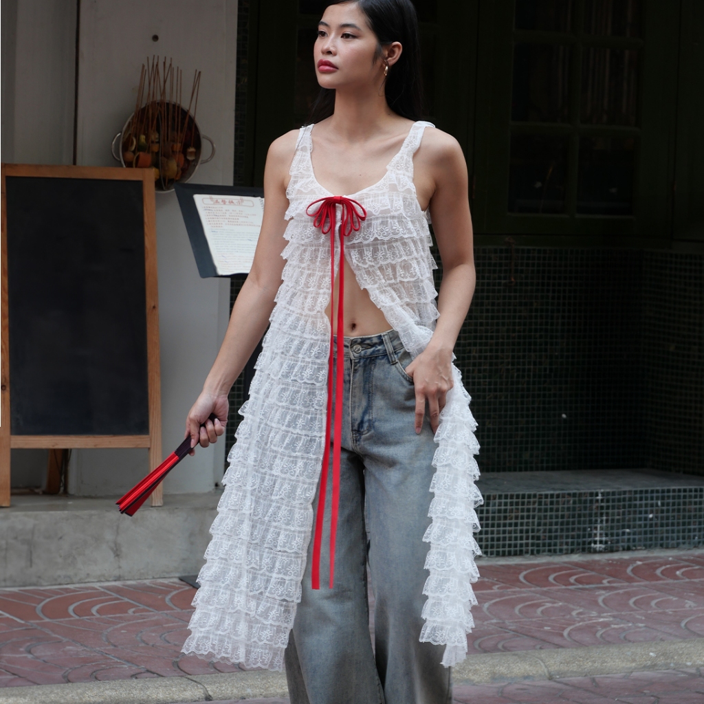 LUCA STUDIO_Xia top - เสื้อตัวยาวผ้าลูกไม้ระบายสีขาว กระดุมด้านหน้า ตกแต่งโบว์สไตล์จีน