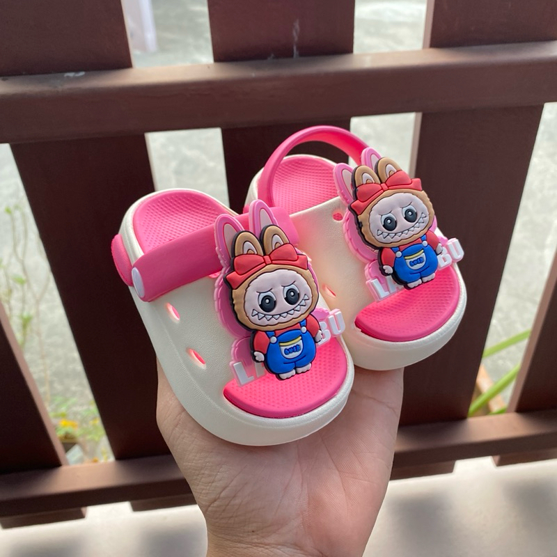 ”พร้อมส่งจากไทย“รองเท้ารัดส้นเด็กลาบูบู้ หน้าหมุนได้ พื้นนุ่มเบา เด็กชาย เด็กหญิง