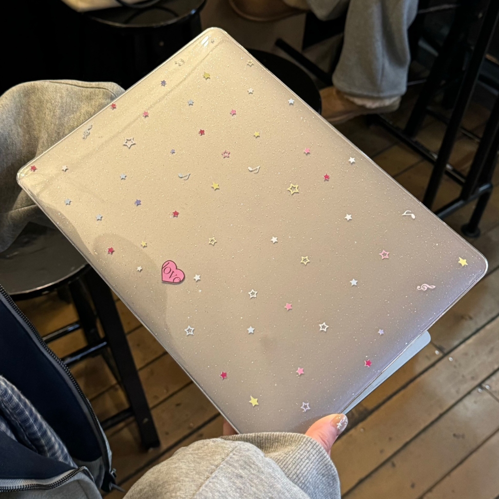 Shesell พร้อมส่ง✨เคส macbook(Glitter)Musical Notes Stars Air13/15 M5 Pro13 Neo13 เคสสำหรับแมคบุ๊คใส