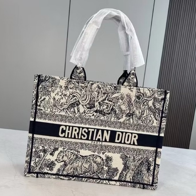 Large Dior Book Tote size vip gift (have tag!! nfs)❤️🙏🏻