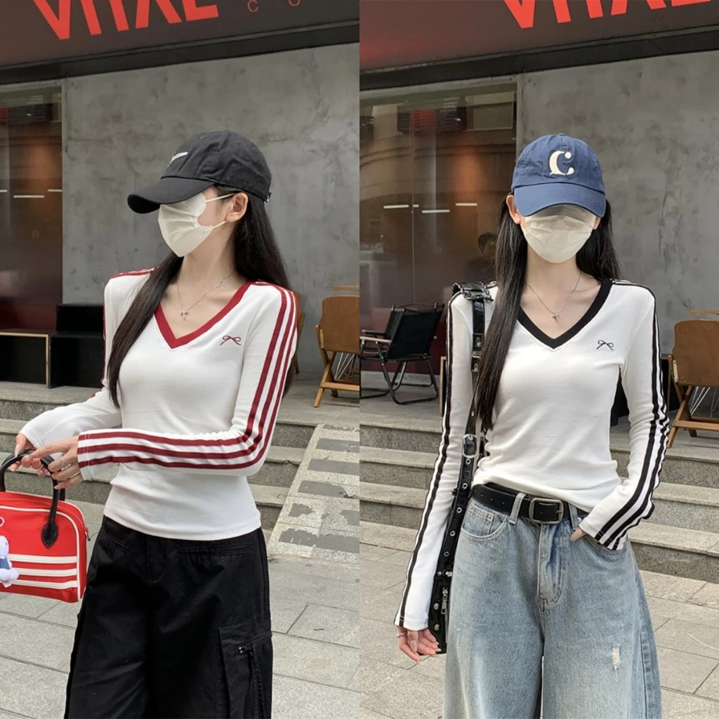 Beryl เสื้อยืดแขนยาวคอวีลายทางสำหรับผู้หญิงพร้อมเสื้อทรงเข้ารูปปักโบว์