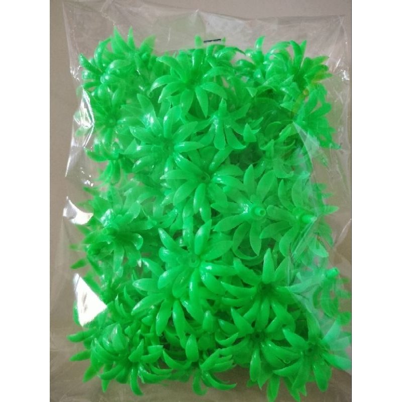 จุกสตอเบอรี่พลาสติก ขั่วสตอเบอร์รี่เหรียญโปรยทาน แพคละ100-102ชิ้น
