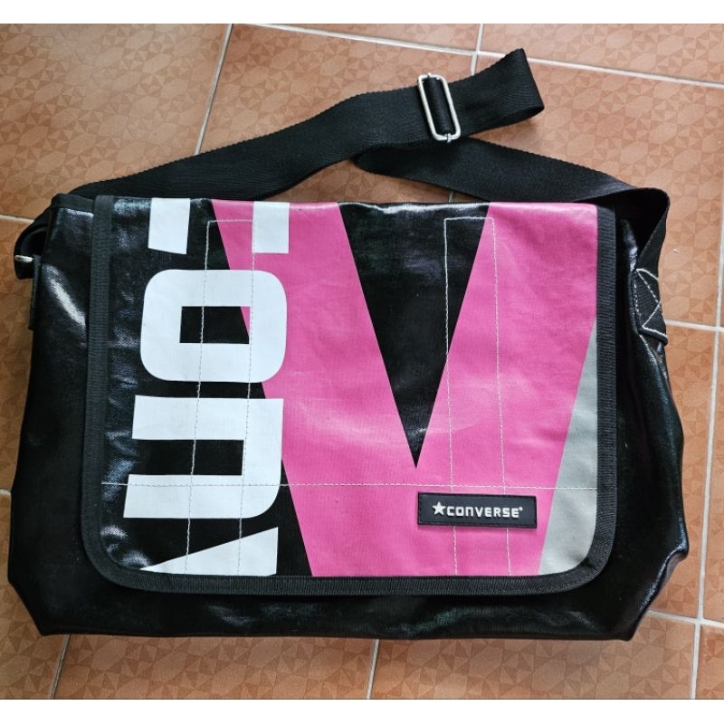 กระเป๋าสะพายข้าง Converse