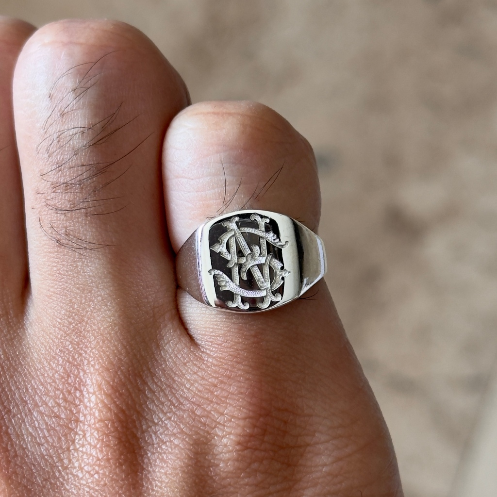 Marbella.bkk แหวนนิ้วก้อย แบบเกลี้ยง หน้าเรียบ วงรี เงินแท้ (สลักได้) รุ่น Square Signet Ring Lite