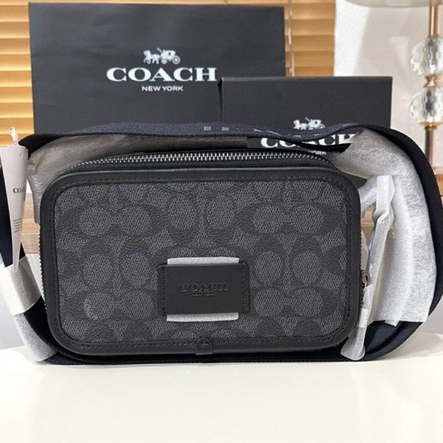 พร้อมส่งที่ไทย แท้ 💯% ครอสชาย 2 ซิปรุ่นใหม่ Wyatt Crossbody In Signature Canvas