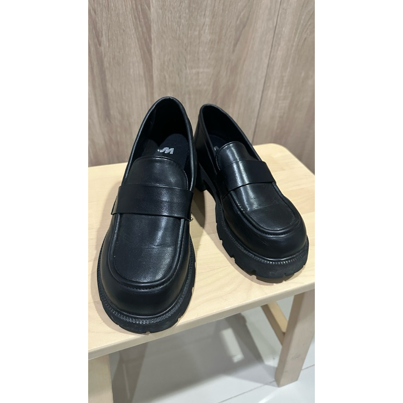 รองเท้า Loafer พื้นนิ่มสีดำ ส่งต่อมือสองสภาพใหม่