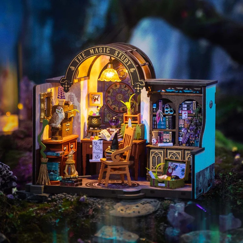 Rolife DIY Miniature Dollhouse – The Magic Study โมเดลบ้าน ตัวต่อไม้ บ้านตุ๊กตา | ของแต่งบ้าน ของเล่นศิลปะ DIY ราคา ถูกที่สุด ดีลบีเคเค แกลเลอรีภาพที่ 2