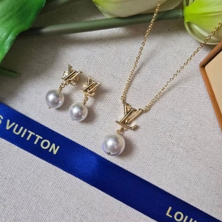 ✨𝓝𝓮𝔀 𝓲𝓷 𝓒𝓵𝓪𝓼𝓼𝓲𝓬✨สร้อยคอ&ต่างหู ℒ𝓋 ไฮเอน 𝑺𝒕𝒂𝒎𝒑𝒔 𝒍𝒐𝒈𝒐 อะไหล่ทอง🌟สวยจึ้ง แมททุกลุค