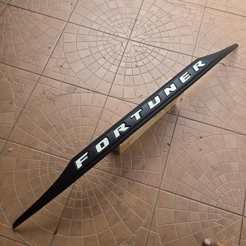 คิ้วท้าย toyota fortuner สีดำด้าน โลโก้มี 4 สี ใส่ปี 2015 - 2026 - รูปที่ 4