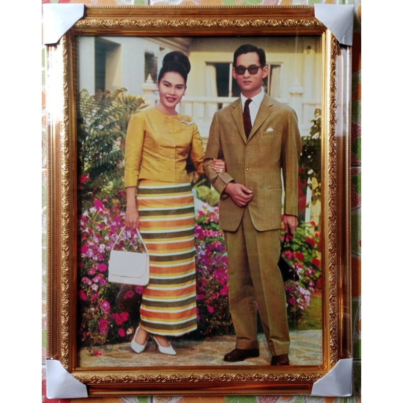 กรอบรูปกระจกพร้อมภาพคู่รัชกาลที่ 9