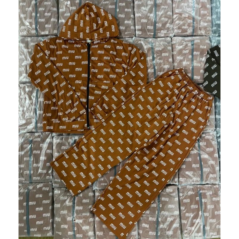 (พร้อมส่ง)ชุดเซ็ทmiumiuแขน-ขายาว ผ้าคอตตอน งานสกีนสีขาว