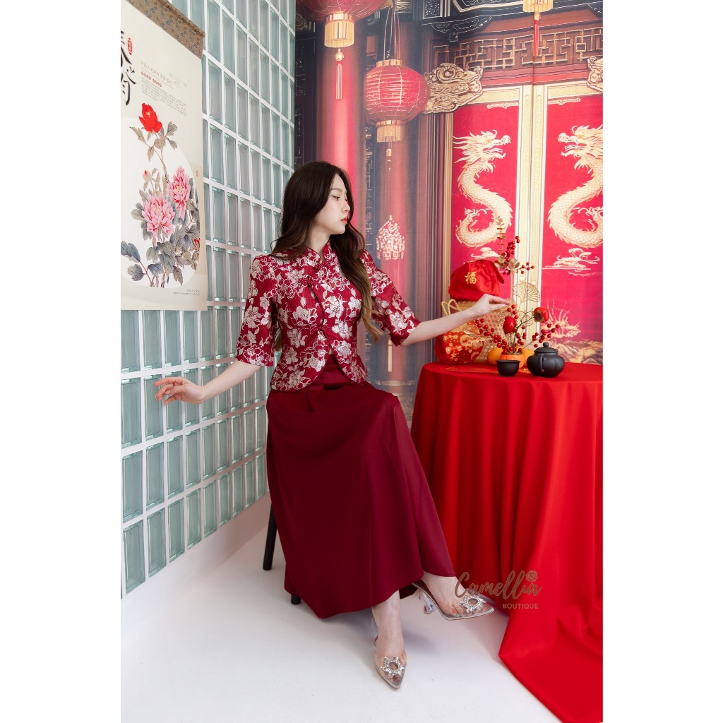 𝐒⁃𝐗𝐗𝐋 ชุดเซ็ทตรุษจีน เสื้อคอจีนแขนสามส่วน + กระโปรงย้วยสีแดง งานป้าย Camellia Boutique กี่เพ้า